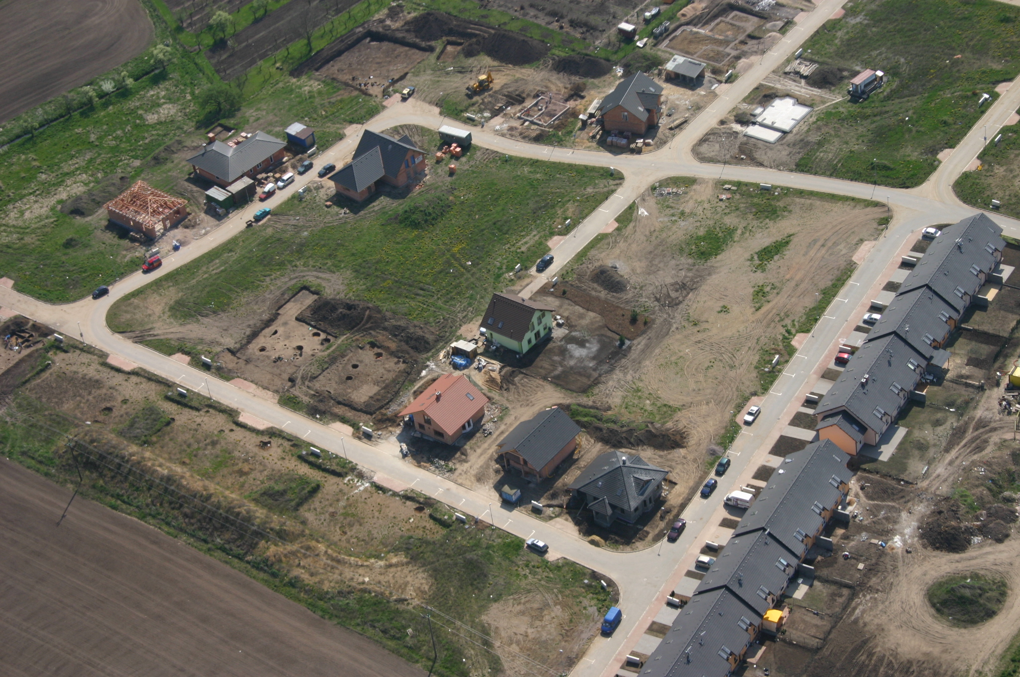 Letecký pohled na výstavbu V Loučkách a paralelně probíhající záchranné archeologické výzkumy